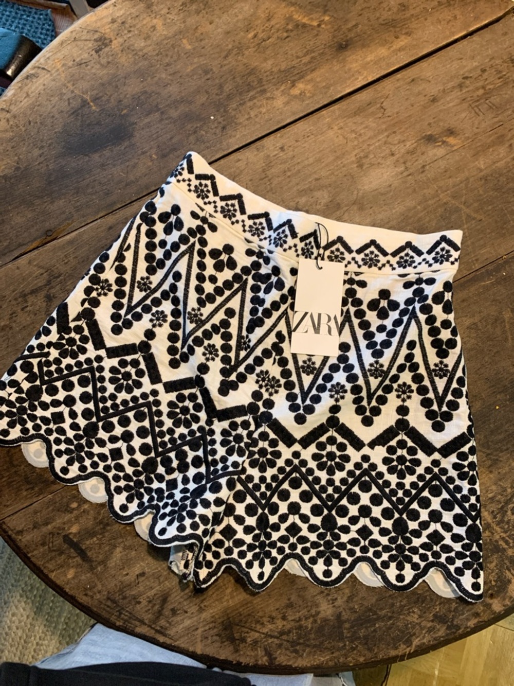 NWT Zara Women's Black & White  Embroidered Linen Scallop Hem Shorts - Picture 3 of 8